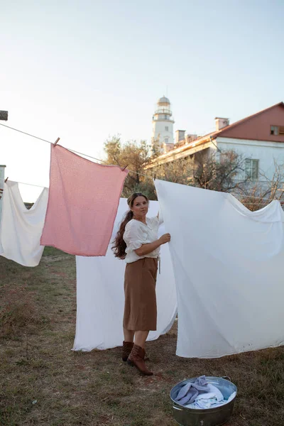 Mooie Vrouw Met Lang Haar Hangt Witte Lakens Lucht Buurt — Stockfoto