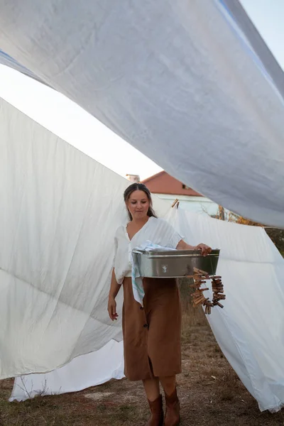 Mooie Vrouw Met Lang Haar Hangt Witte Lakens Lucht Buurt — Stockfoto