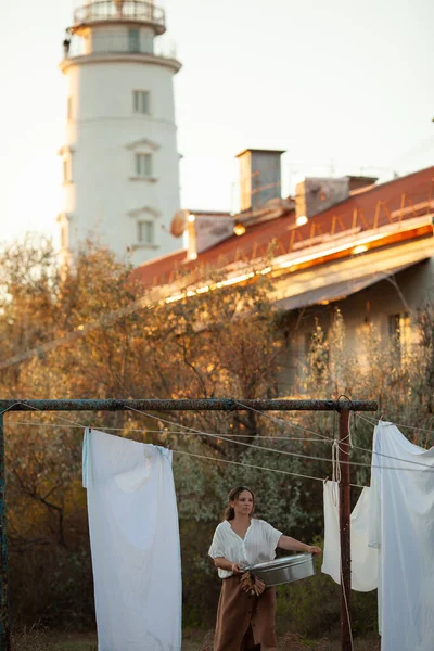 Mooie Vrouw Met Lang Haar Hangt Witte Lakens Lucht Buurt — Stockfoto