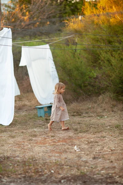 Ένα Μικρό Κορίτσι Στο Φόντο Των Λευκών Σεντονιών Ένα Παιδί — Φωτογραφία Αρχείου