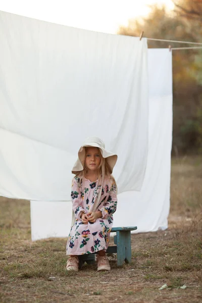 Little Girl Background White Sheets Child Walks Dress Autumn Sunset — Stock Photo, Image