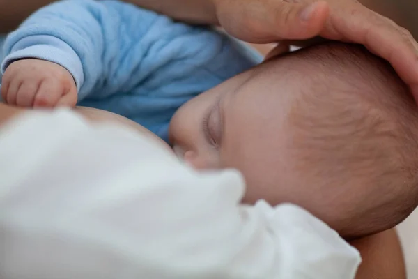 Mooie Vrouw Borstvoeding Een Baby Tegen Achtergrond Van Witte Lakens — Stockfoto