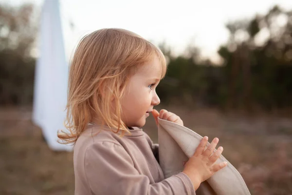 Ein Kleines Mädchen Vor Dem Hintergrund Weißer Laken Ein Kind — Stockfoto