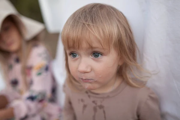 Ein Kleines Mädchen Vor Dem Hintergrund Weißer Laken Ein Kind — Stockfoto