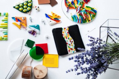 Fünye ve el sanatları için çok renkli camlar