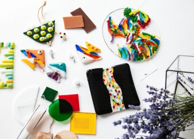 Fünye ve el sanatları için çok renkli camlar