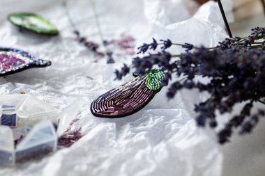 Japon boncuklu broşlar, el yapımı mücevherler.