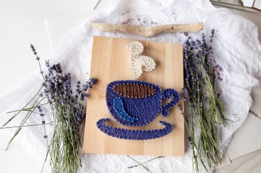 Dizi sanatı tekniğinde tahta panel, iplik deseni, el yapımı