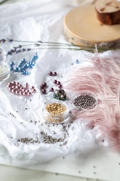Perles Perles Colorées Éparpillées Sur Une Table Blanche — Photo