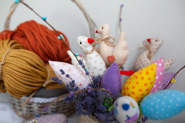 Genähte Baumwollblumen Stehen Einem Korb Aus Polyesterschnur Osterstillleben Handgefertigt — Stockfoto