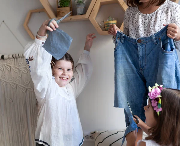 Menina Aprende Costurar Criança Cose Tecido Com Uma Agulha — Fotografia de Stock