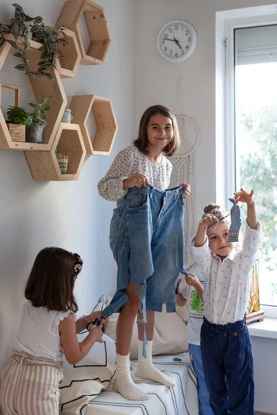 Meninas Aprendem Costurar Treinamento Crianças Costurar Roupas Novas Roupas Velhas — Fotografia de Stock