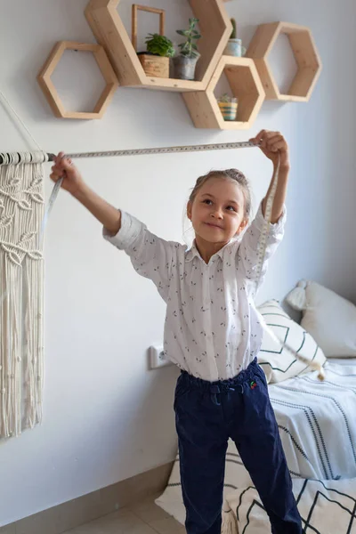 Meisje Leren Naaien Trainen Kinderen Naaien Nieuwe Kleren Van Oude — Stockfoto