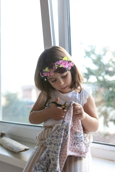 女孩学会了缝纫 孩子们用针头缝制面料 — 图库照片
