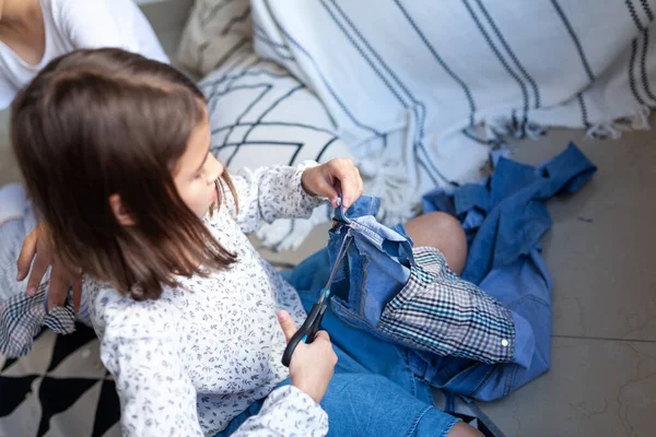 Meisjes Leren Naaien Trainen Kinderen Naaien Nieuwe Kleren Van Oude — Stockfoto