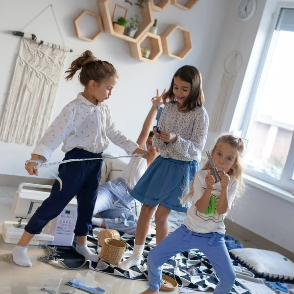 Děvčata Učí Šít Trénovat Děti Šít Nové Oblečení Starých Šatů — Stock fotografie