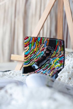 Fünye tekniği ve el yapımı cam çanak kullanarak çok renkli camlardan yapılmış bir tabak.