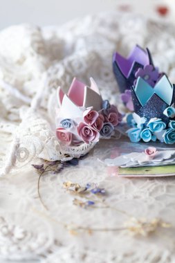 Foamiran, el yapımı saç tokaları, kızlar için takılar.