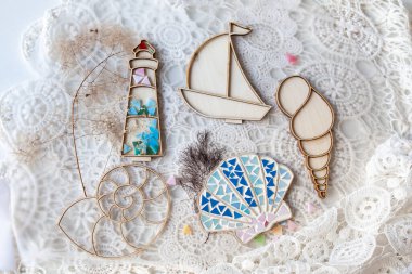 Mozaikler için ahşap kalıplar, deniz feneri, deniz kabukları, tekne, dantelli çok renkli camlar.