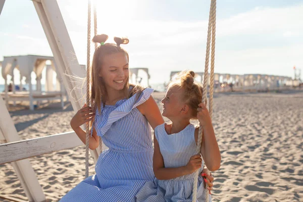 Duas Meninas Irmãs Felizes Bonitas Estão Balançando Balanço Pelo Mar — Fotografia de Stock