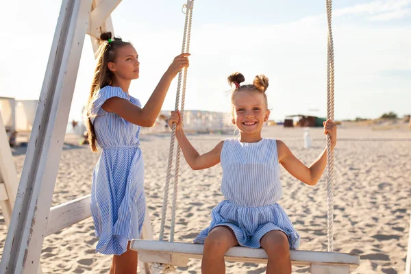 Dos Hermosa Feliz Hermana Niñas Son Swing Columpio Por Mar — Foto de Stock