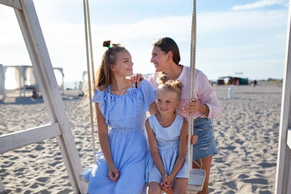 Twee Mooie Gelukkig Zus Meisjes Moeder Zijn Bijten Een Swing — Stockfoto