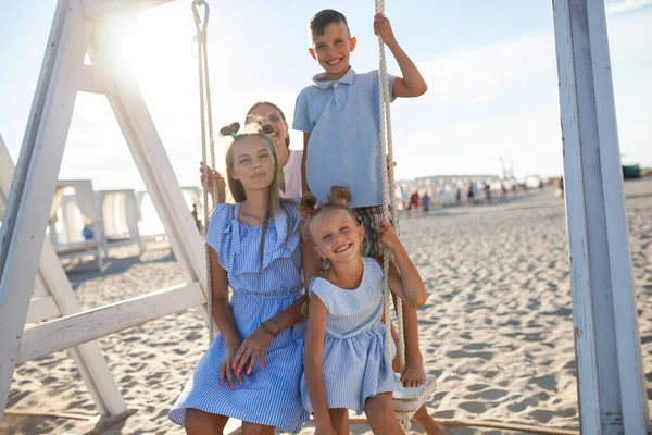 Happy Mom Two Daughters Son Swinging Swing Sea Big Family — Stock Photo, Image