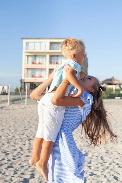 姐姐和弟弟快乐地在沙滩上奔跑 在海滨玩耍和拥抱 — 图库照片