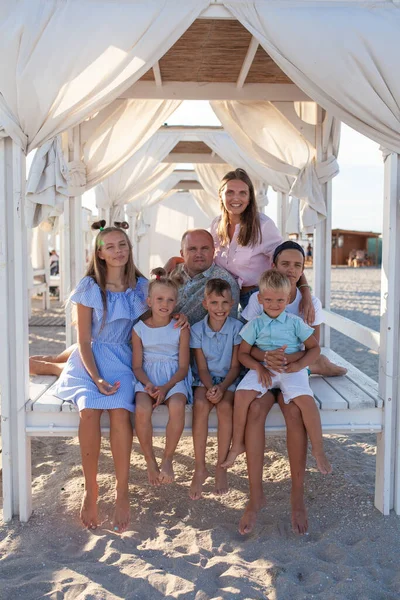 Porträtt Stor Lycklig Familj Föräldrar Med Barn Avkopplande Stranden Sitter — Stockfoto