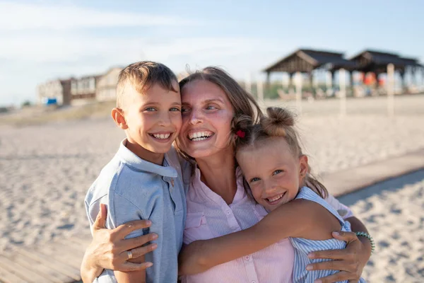 Retrato Madre Hijos Felices Niños Abrazando Mamá — Foto de Stock