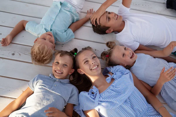 Porträt Glücklicher Kinder Mädchen Und Jungen Liegen Mit Dem Kopf — Stockfoto