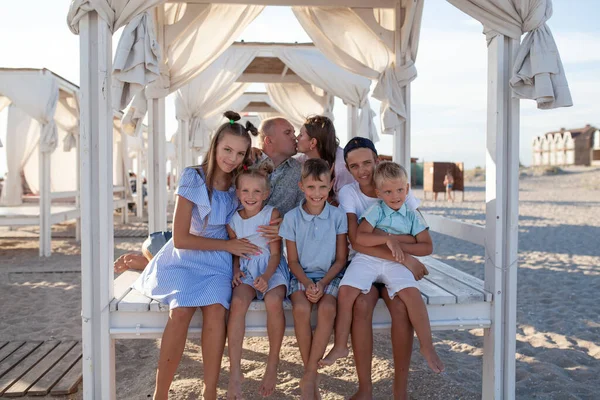 Portrait Big Happy Family Parents Children Relaxing Seashore Sitting Bungalow — Stock Photo, Image