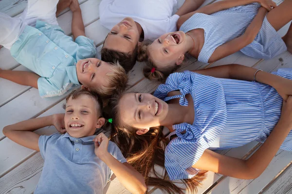 Retrato Crianças Felizes Meninas Meninos Deitar Com Cabeça Para Centro — Fotografia de Stock