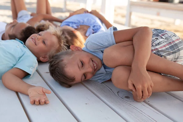 Retrato Niños Niñas Niños Felices Tumbados Con Cabeza Centro — Foto de Stock