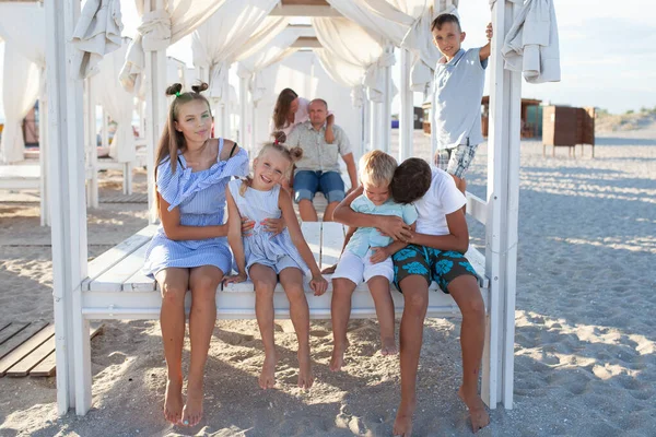 Büyük Mutlu Bir Ailenin Portresi Çocuklu Ebeveynler Deniz Kıyısında Dinleniyor — Stok fotoğraf