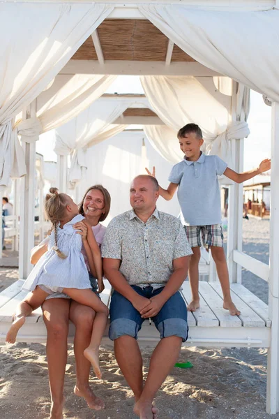 Портрет Большой Счастливой Семьи Родители Детьми Отдыхают Берегу Моря Сидят — стоковое фото
