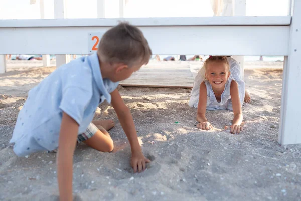 Hermano Hermana Están Jugando Arena Cerca Del Mar Subieron Bajo — Foto de Stock