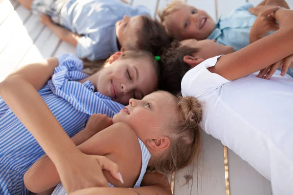 Portrait Enfants Filles Garçons Heureux Couchés Avec Tête Centre — Photo