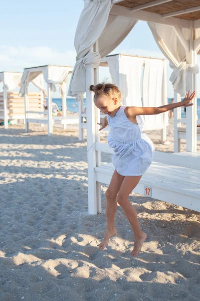 Vacker Lycklig Flicka Blå Klänning Stranden — Stockfoto