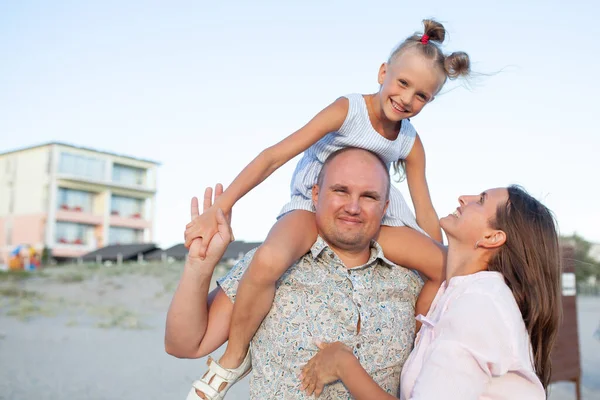 Retrato Uma Família Feliz Beira Mar — Fotografia de Stock