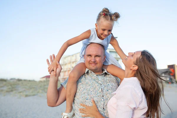 Deniz Kenarında Mutlu Bir Ailenin Portresi — Stok fotoğraf
