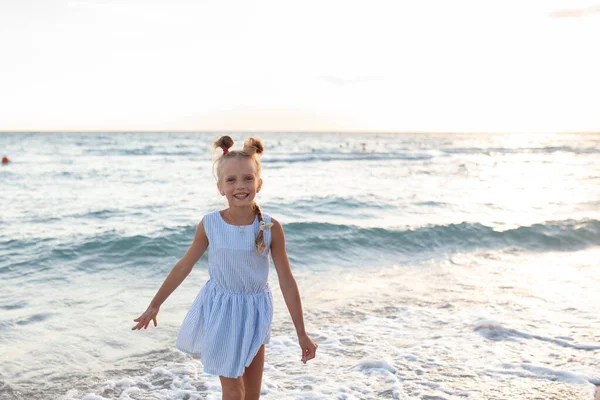 Hermosa Chica Feliz Vestido Azul Orilla Del Mar — Foto de Stock