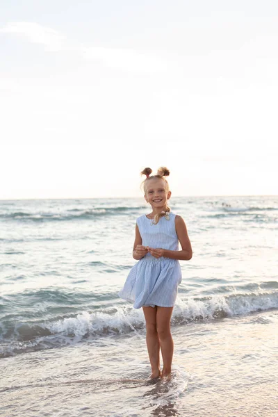 Hermosa Chica Feliz Vestido Azul Orilla Del Mar — Foto de Stock