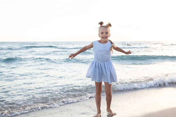 Bella Ragazza Felice Abito Blu Sulla Riva Del Mare — Foto Stock