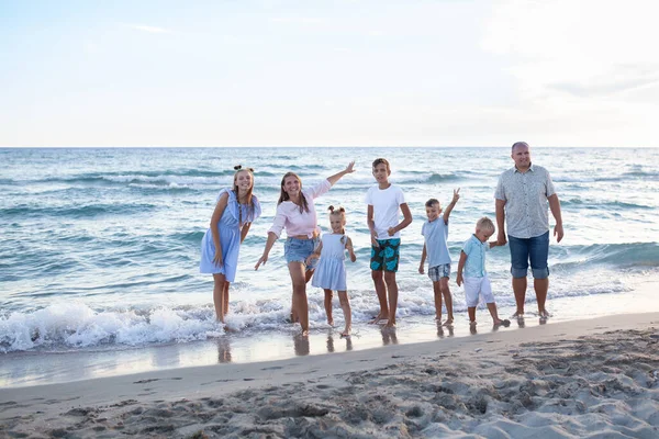 Retrato Una Gran Familia Feliz Los Padres Con Niños Relajan — Foto de Stock