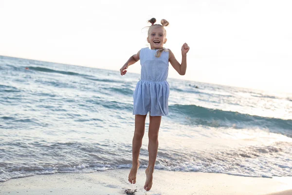 Krásná Šťastná Dívka Modrých Šatech Pobřeží — Stock fotografie