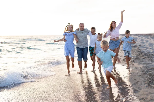 Retrato Una Gran Familia Feliz Los Padres Con Niños Relajan — Foto de Stock