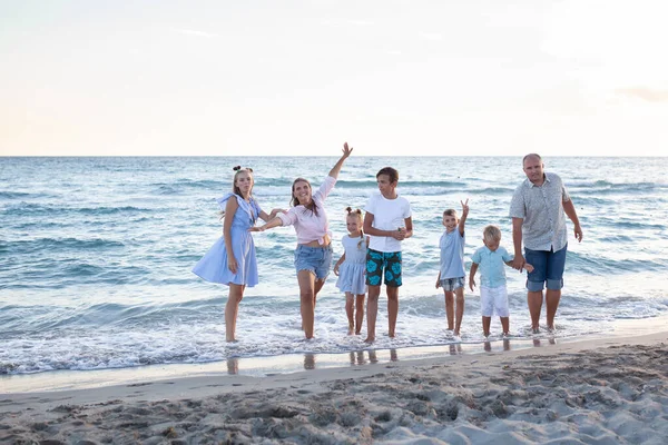 Retrato Una Gran Familia Feliz Los Padres Con Niños Relajan — Foto de Stock