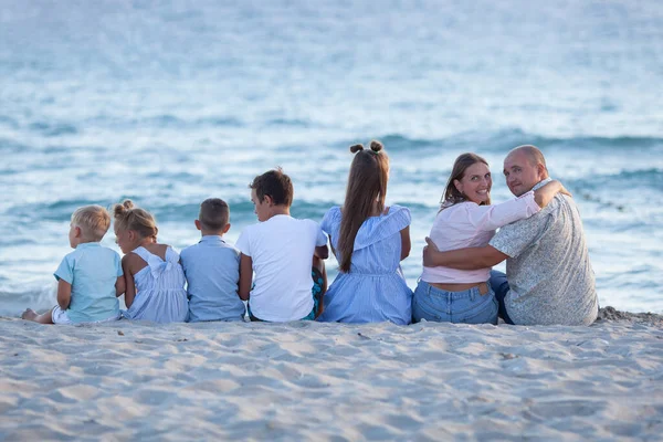 Retrato Una Gran Familia Feliz Los Padres Con Niños Relajan — Foto de Stock