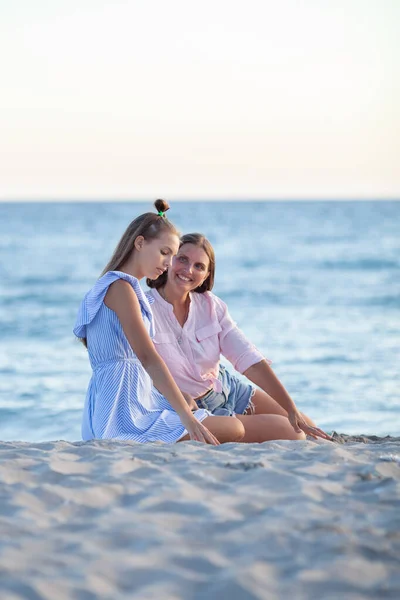 Moeder Haar Tienerdochter Knuffelen Lachend Samen Blauwe Zee Bekijken — Stockfoto